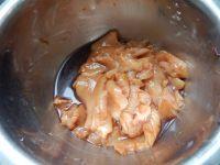 西兰花炒鸡肉片的做法步骤2