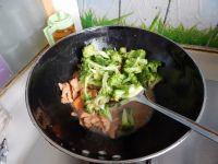 西兰花炒鸡肉片的做法步骤10