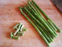 腊肠炒芦笋的做法步骤1