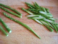 腊肠炒芦笋的做法步骤2