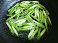 腊肠炒芦笋的做法步骤4