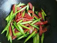 腊肠炒芦笋的做法步骤7