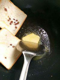 黄油煎三明冶的做法步骤1